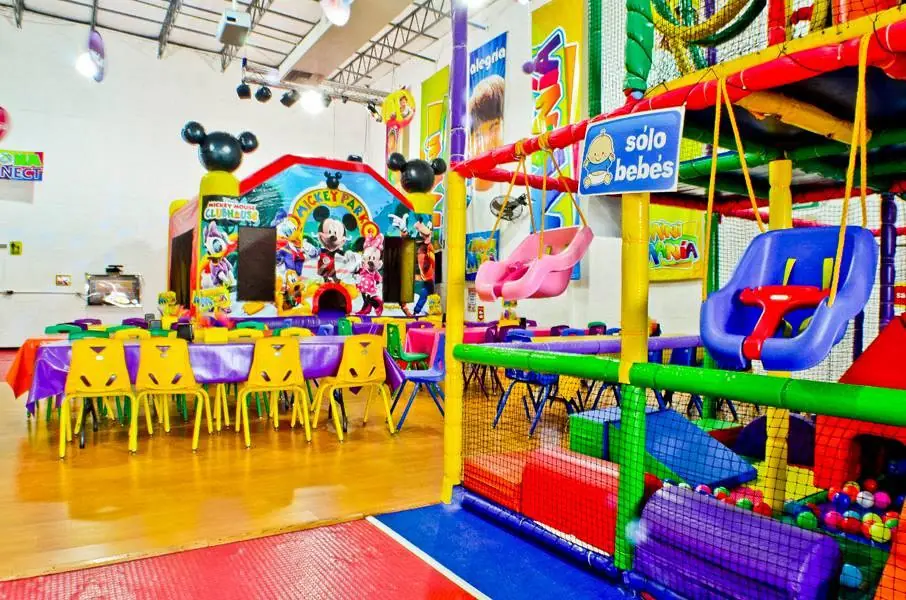 Juegos y alberca de pelotas